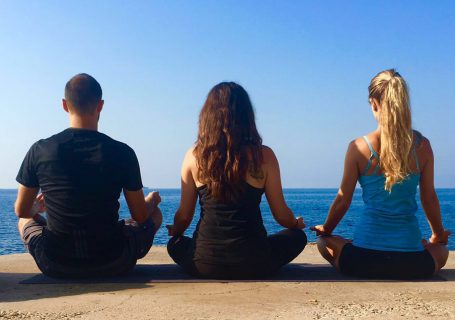 Yogis en méditation face à la mer