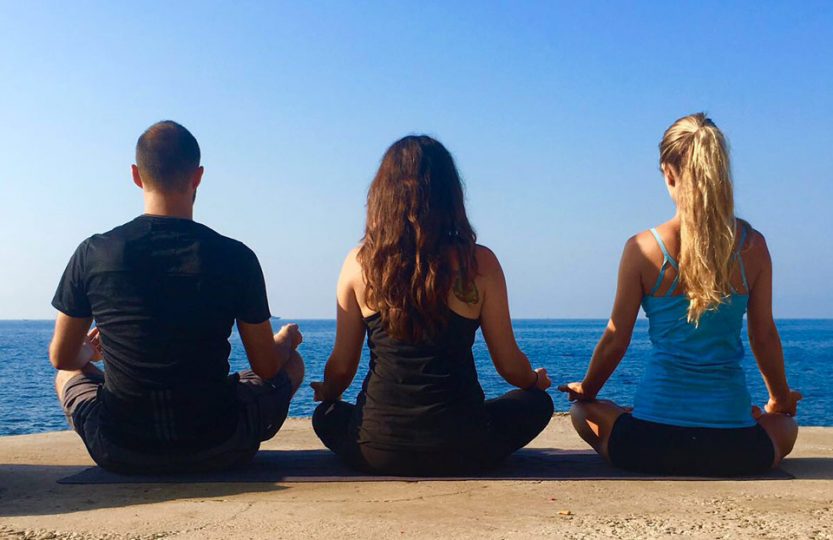 Yogis en méditation face à la mer